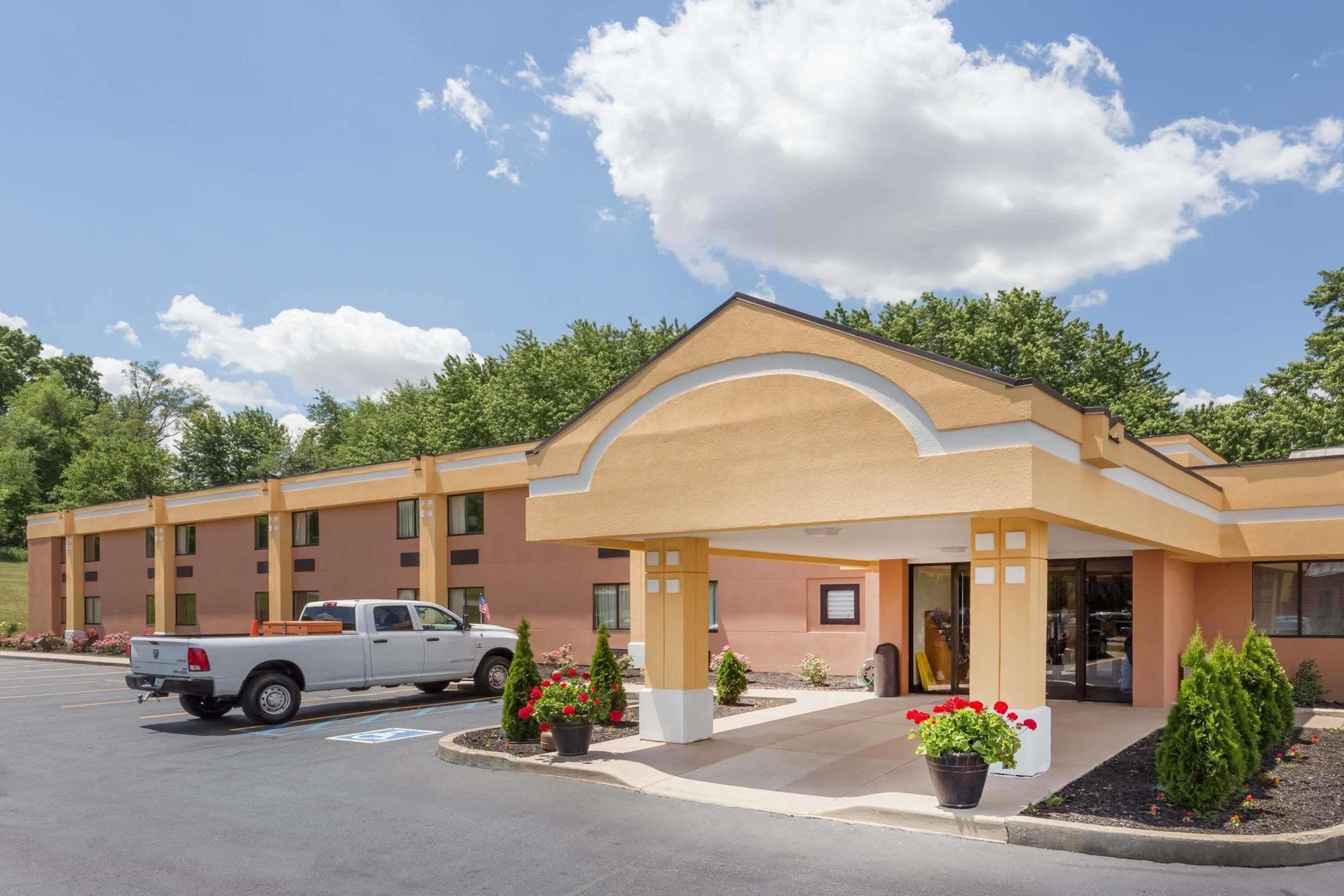 Super 8 By Wyndham Logansport Motel Luaran gambar